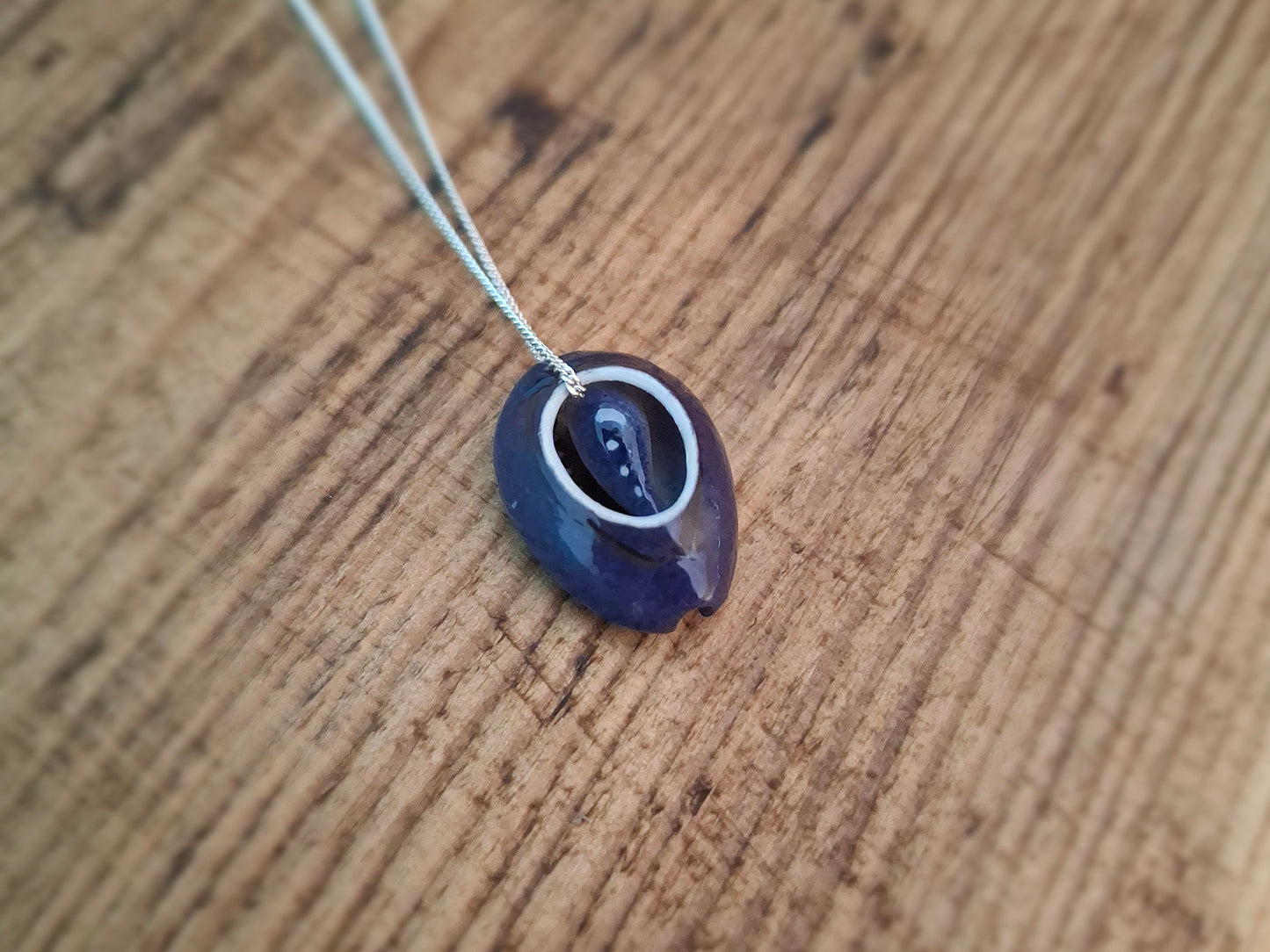 Simple Cowrie Shell Silver Necklace - Dark Blue